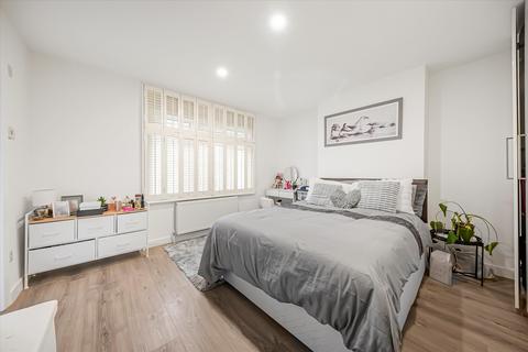 4 bedroom semi-detached house to rent, Hendon Way, London NW2