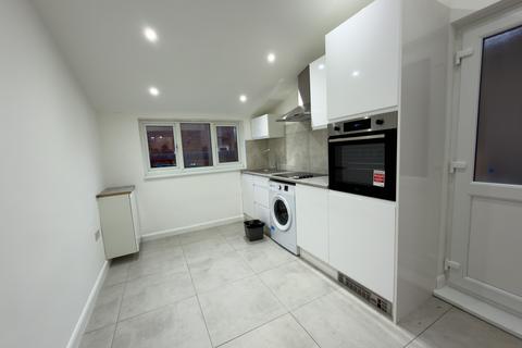 2 bedroom ground floor maisonette to rent, St. Johns Road, Watford WD17
