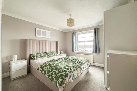 2 bedroom flat for sale, London Road, Leigh-on-Sea SS9