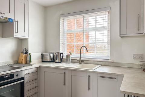 2 bedroom flat for sale, London Road, Leigh-on-Sea SS9