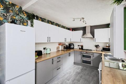3 bedroom terraced house to rent, Eileen Grove, M14 5WE