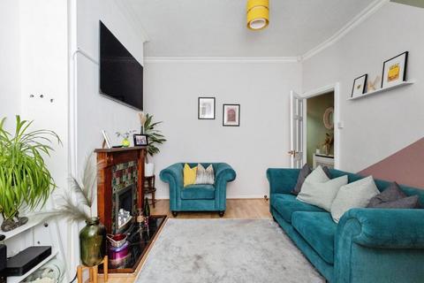 3 bedroom terraced house to rent, Eileen Grove, M14 5WE