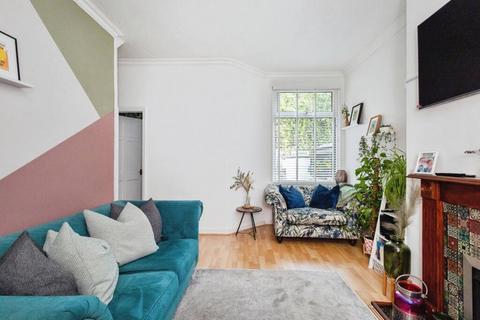3 bedroom terraced house to rent, Eileen Grove, M14 5WE