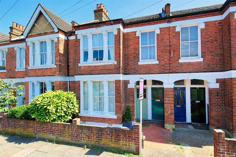 3 bedroom maisonette to rent, Waldron Road SW18