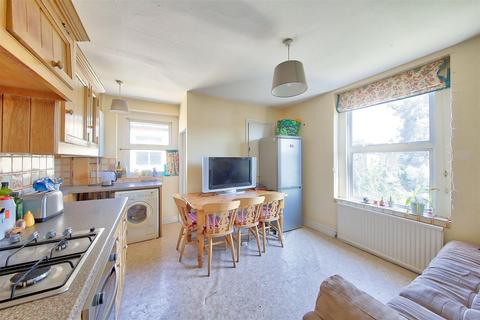 3 bedroom maisonette to rent, Waldron Road SW18