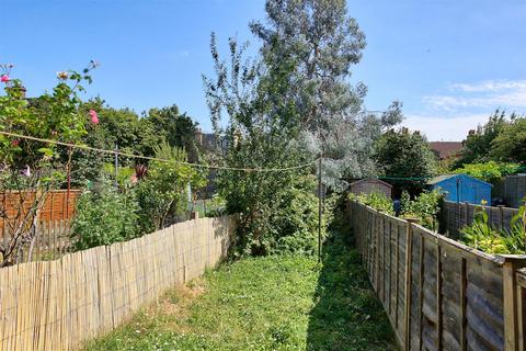 3 bedroom maisonette to rent, Waldron Road SW18