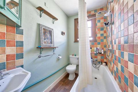 3 bedroom maisonette to rent, Waldron Road SW18