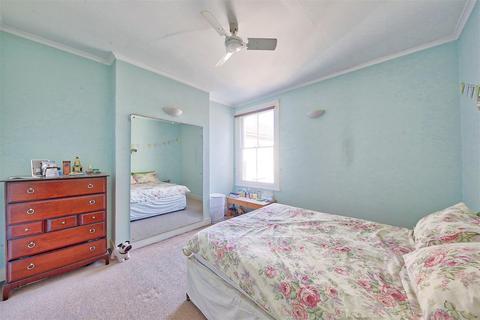 3 bedroom maisonette to rent, Waldron Road SW18