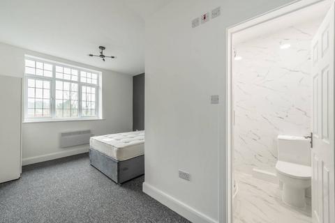 Studio to rent, High Street, Bushey, WD23