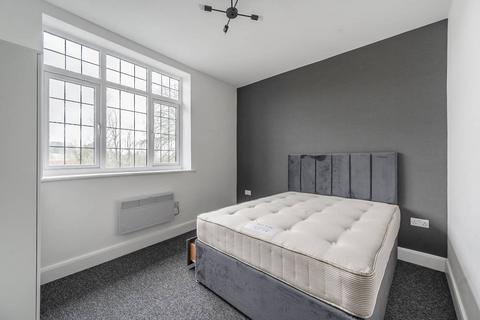 Studio to rent, High Street, Bushey, WD23