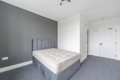 Studio to rent, High Street, Bushey, WD23