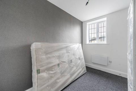 Studio to rent, High Street, Watford, Bushey, WD23