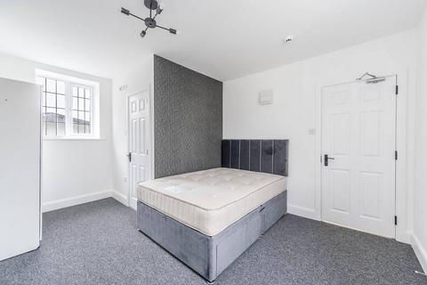 Studio to rent, High Street, Watford, Bushey, WD23