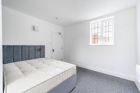 Studio to rent, High Street, Watford, Bushey, WD23