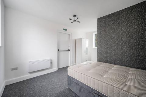 Studio to rent, High Street, Watford, Bushey, WD23