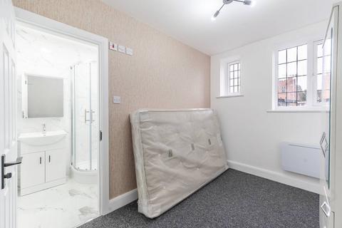 Studio to rent, High Street, Bushey, WD23