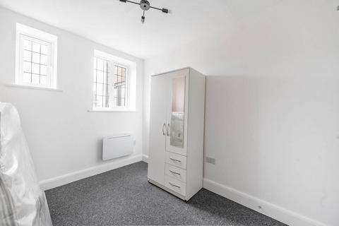 Studio to rent, High Street, Bushey, WD23