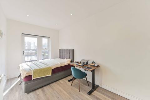 2 bedroom flat to rent, Lavender Hill, SW11, Battersea, London, SW11