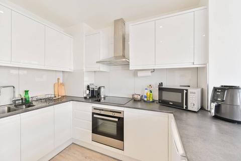 2 bedroom flat to rent, Lavender Hill, SW11, Battersea, London, SW11