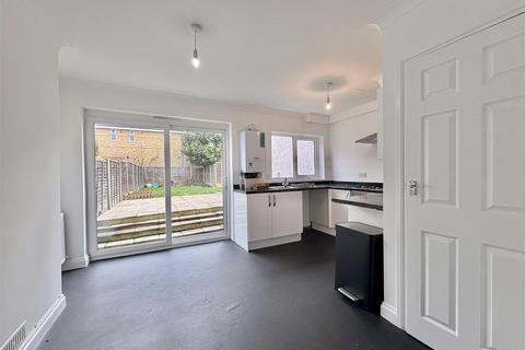 3 bedroom terraced house to rent, Fairfax Drive, Westcliff-On-Sea
