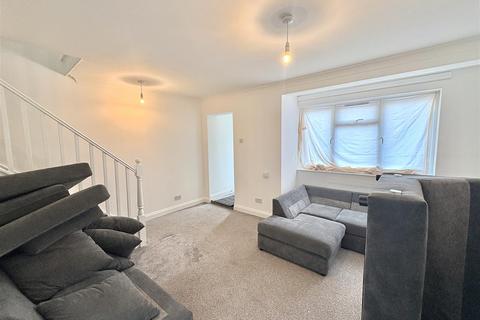 3 bedroom terraced house to rent, Fairfax Drive, Westcliff-On-Sea