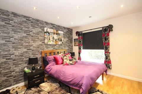 2 bedroom bungalow to rent, Langhorn Drive, Twickenham TW2