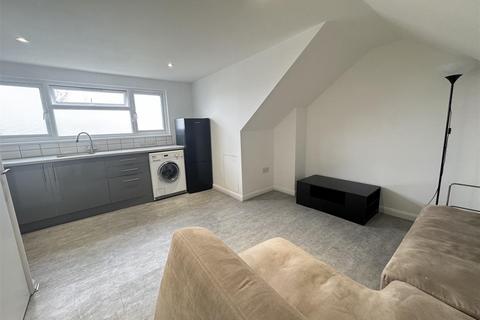 2 bedroom apartment to rent, Normanshire Drive, London E4