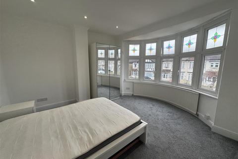 2 bedroom apartment to rent, Normanshire Drive, London E4