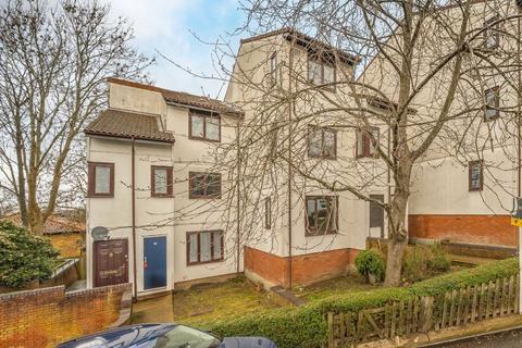 1 bedroom flat to rent, Well Close, London SW16