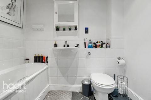 2 bedroom apartment for sale, Warwick Close, Hornchurch
