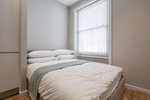 Studio to rent, Flat 10 49 St Quintin Avenue