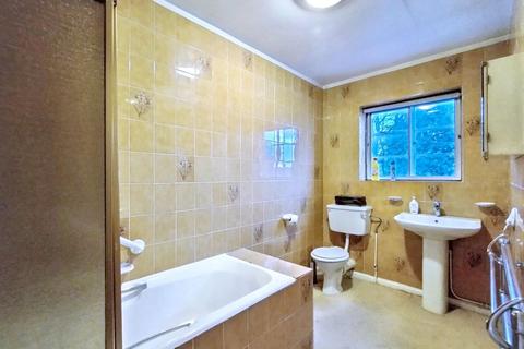 3 bedroom flat for sale, Flat 27 Thurlby Croft, and Garage 14, Mulberry Close, Hendon, London, NW4 1QP
