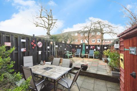 3 bedroom terraced house for sale, Sevenoaks Close, Romford