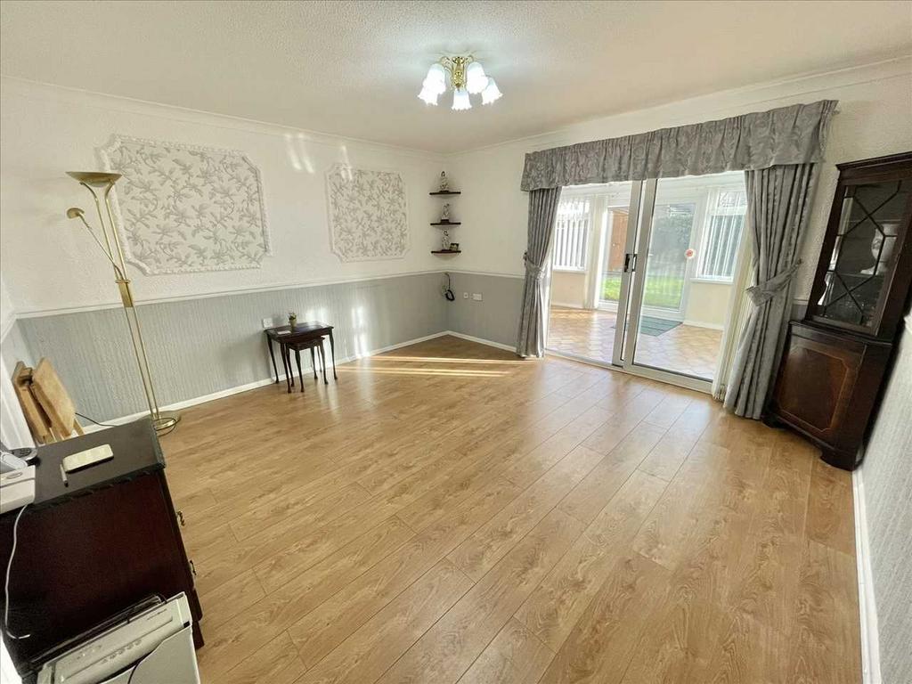LOUNGE (rear)