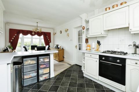 3 bedroom detached house for sale, Hillside Crescent, Worksop