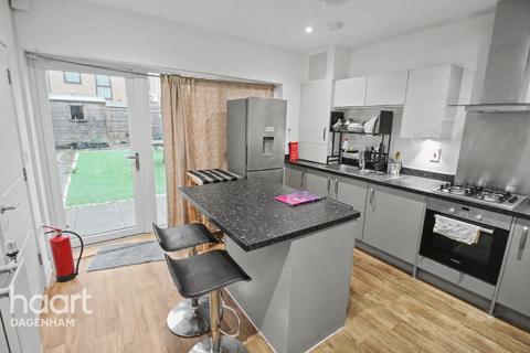 5 bedroom terraced house to rent, Royal Anglian Way, DAGENHAM
