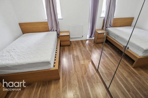 5 bedroom terraced house to rent, Royal Anglian Way, DAGENHAM