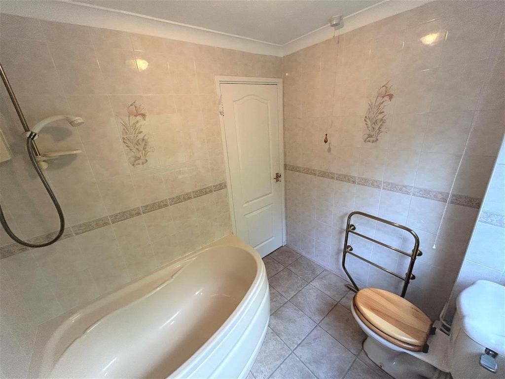 Bathroom 1.jpg