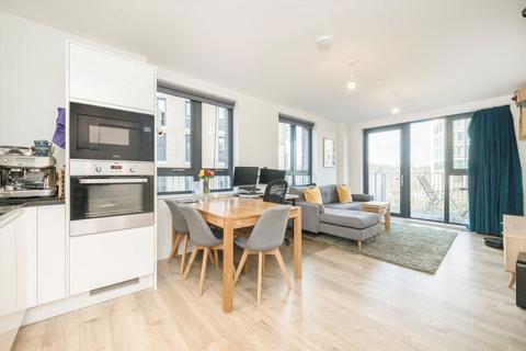 2 bedroom flat for sale, Lakeside Drive, London NW10