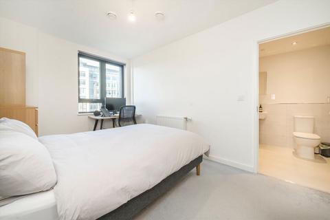 2 bedroom flat for sale, Lakeside Drive, London NW10