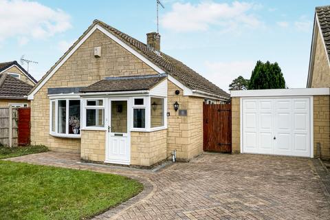 2 bedroom detached bungalow for sale, Lawton Avenue, Carterton OX18
