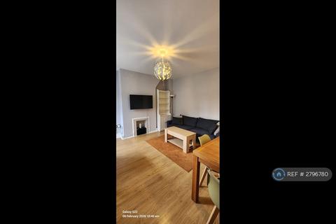 1 bedroom in a house share to rent, Lawrence Close, London, W12