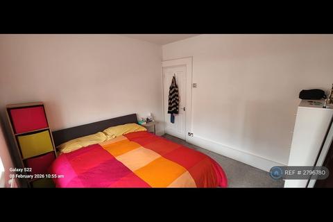 1 bedroom in a house share to rent, Lawrence Close, London, W12