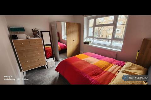 1 bedroom in a house share to rent, Lawrence Close, London, W12