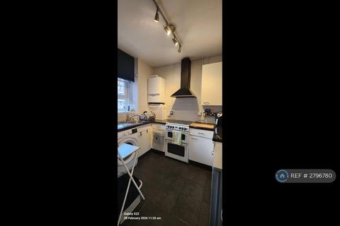1 bedroom in a house share to rent, Lawrence Close, London, W12
