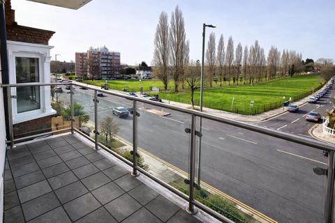 2 bedroom flat to rent, 120 Regents Park Rd, Finchley Central