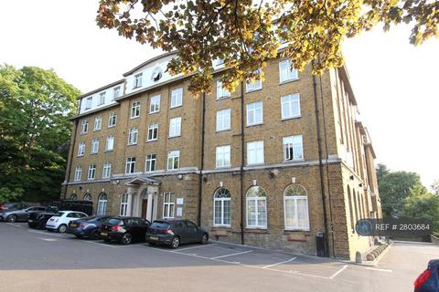 1 bedroom in a flat share to rent, Woodlands Heights, London, SE3