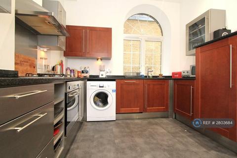 1 bedroom in a flat share to rent, Woodlands Heights, London, SE3