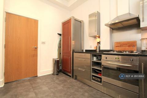 1 bedroom in a flat share to rent, Woodlands Heights, London, SE3