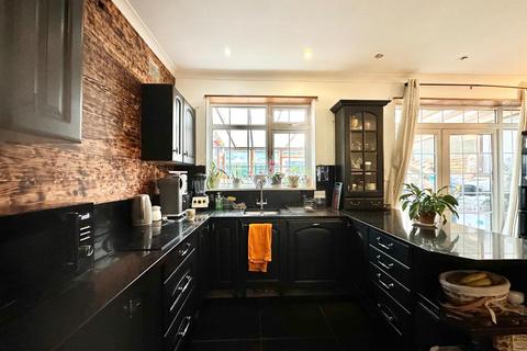 5 bedroom semi-detached house for sale, Dawley Road, Hayes